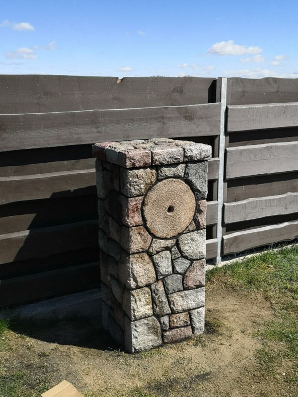 Fences & columns — Akmuo Kitaip
