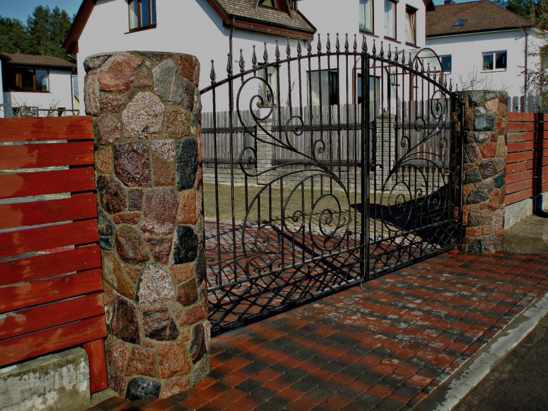 Fences & columns — Akmuo Kitaip