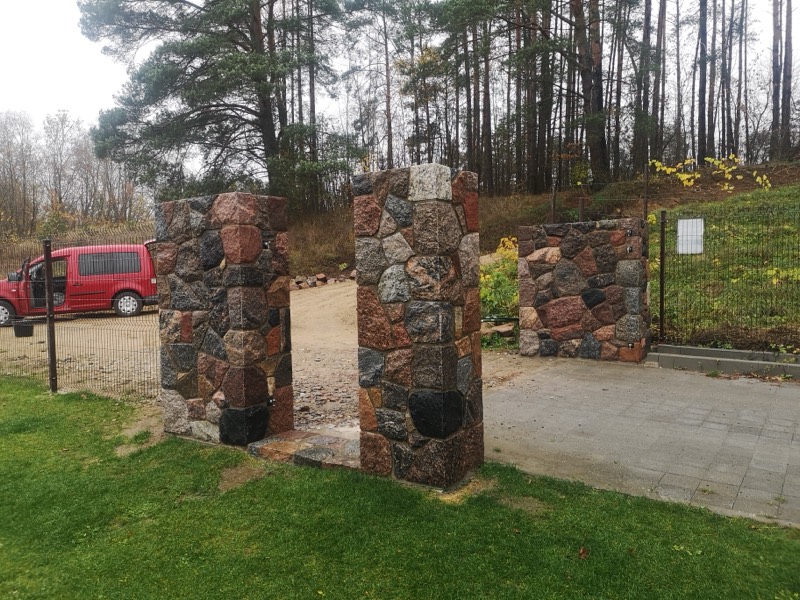 Fences & columns — Akmuo Kitaip